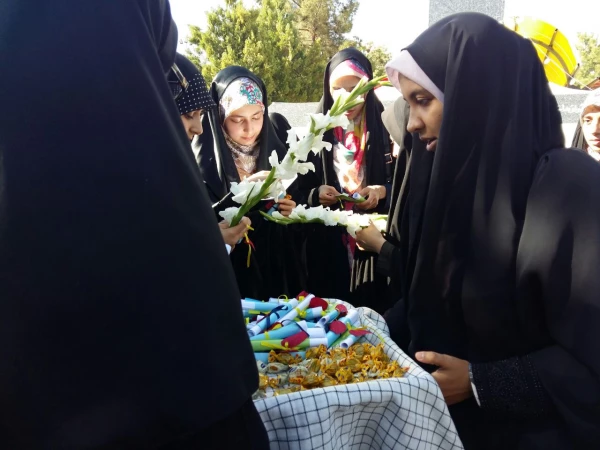 غبارروبی و گل افشانی مزار شهدای معظم هشت سال دفاع مقدس و شهدای معزز مدافعین حرم توسط دانشجومعلمان پردیس علامه طباطبایی آذربایجان غربی 3