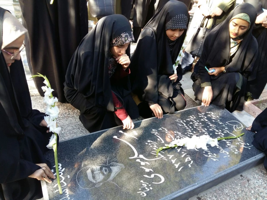 غبارروبی و گل افشانی مزار شهدای معظم هشت سال دفاع مقدس و شهدای معزز مدافعین حرم توسط دانشجومعلمان پردیس علامه طباطبایی آذربایجان غربی 4