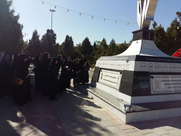 غبارروبی و گل افشانی مزار شهدای معظم هشت سال دفاع مقدس و شهدای معزز مدافعین حرم توسط دانشجومعلمان پردیس علامه طباطبایی آذربایجان غربی 5