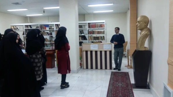 کارگاه آموزشی آشنایی با خدمات کتابخانه ای و روش تحقیق برگزار شد 4